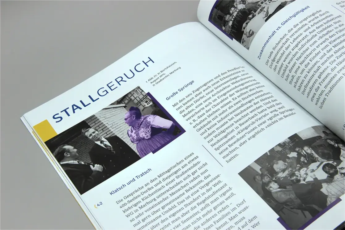 Kataloggestaltung: Schwarzweißfoto mit farblicher Hervorhebung einer Frau in Tracht.