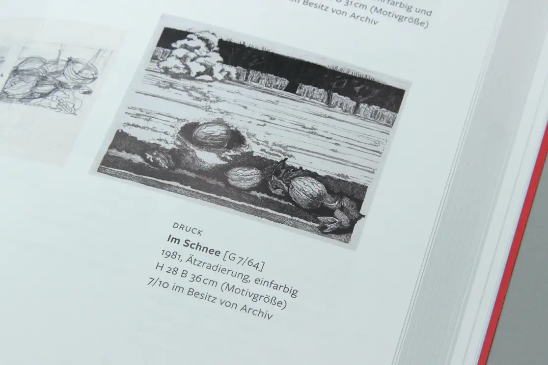 Werkverzeichnis Hanna Korflür: Detailaufnahme von Kunstwerk und Bildbeschirftung