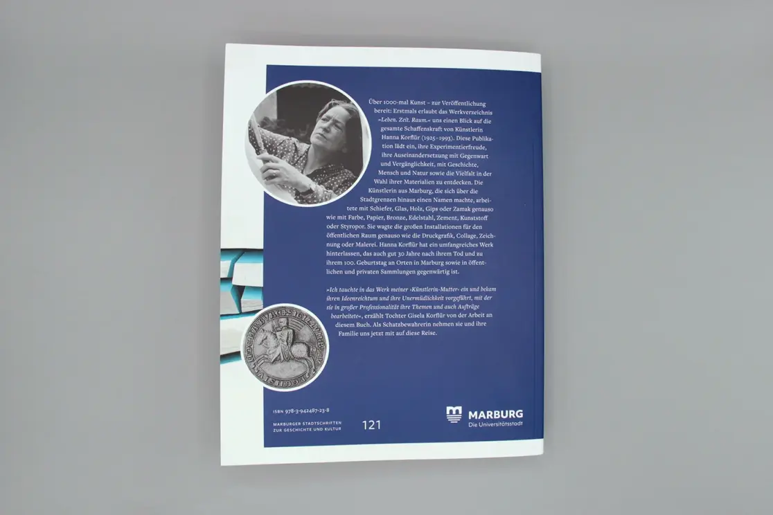 Werkverzeichnis Hanna Korflür: Backcovergestaltung mit Künstlerinnenportrait