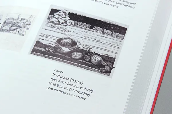Werkverzeichnis Hanna Korflür: Detailaufnahme von Kunstwerk und Bildbeschirftung